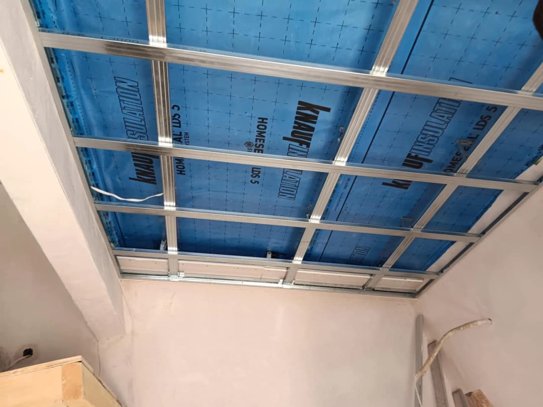 100 мм каменна вата с паропропусклива мембрана и конструкция на двойна скара