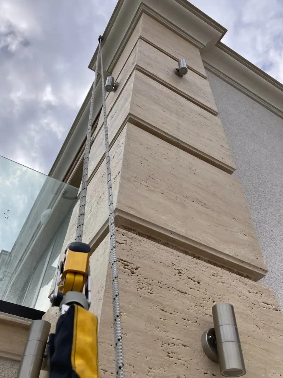 Монтаж на фасадни осветителни тела