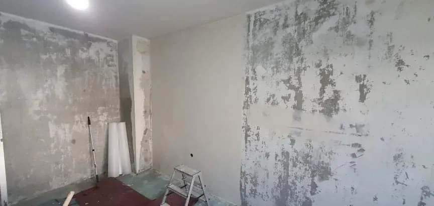 Полагане на гласфазерен воал на стена