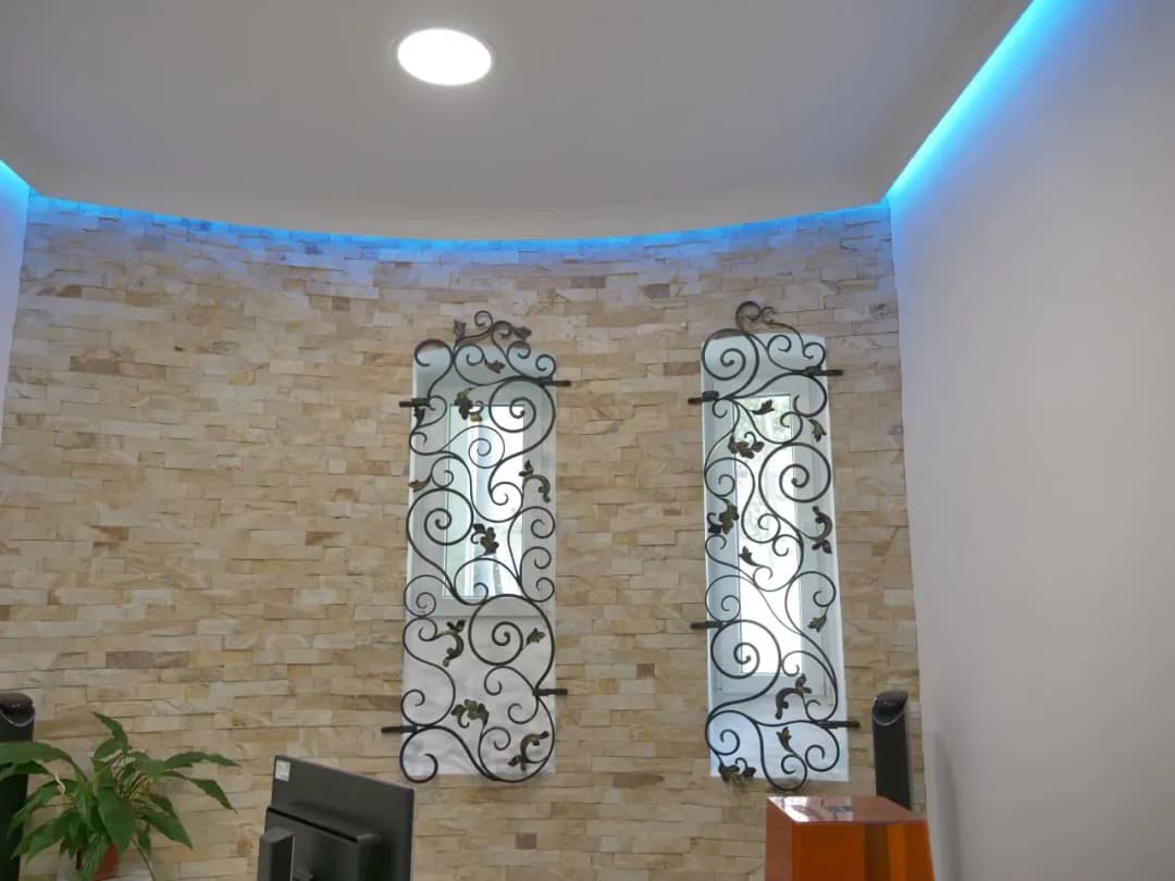 Редене на естествен камък под овал